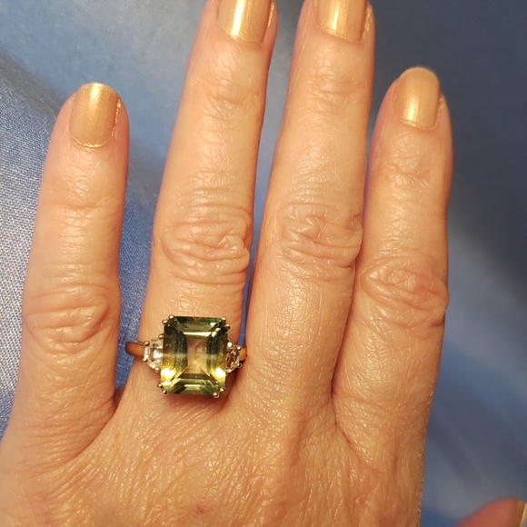 10k Gold ring w/ emarald cut green amathyst and CZ - Picture 1 of 4